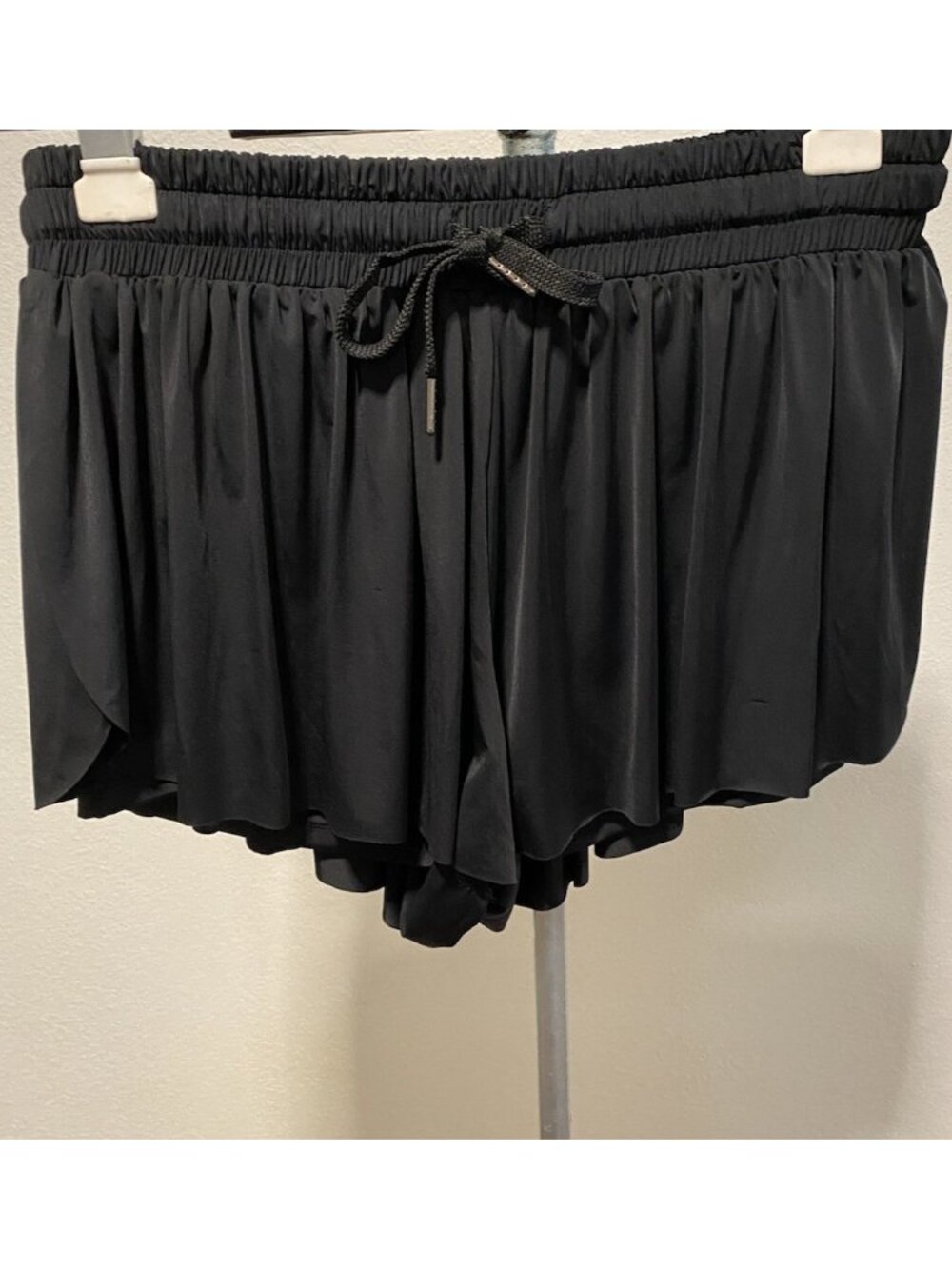 Blaosn Womens Size M Shorts  Flowing 2 In One Black  28X2.5 Athletic